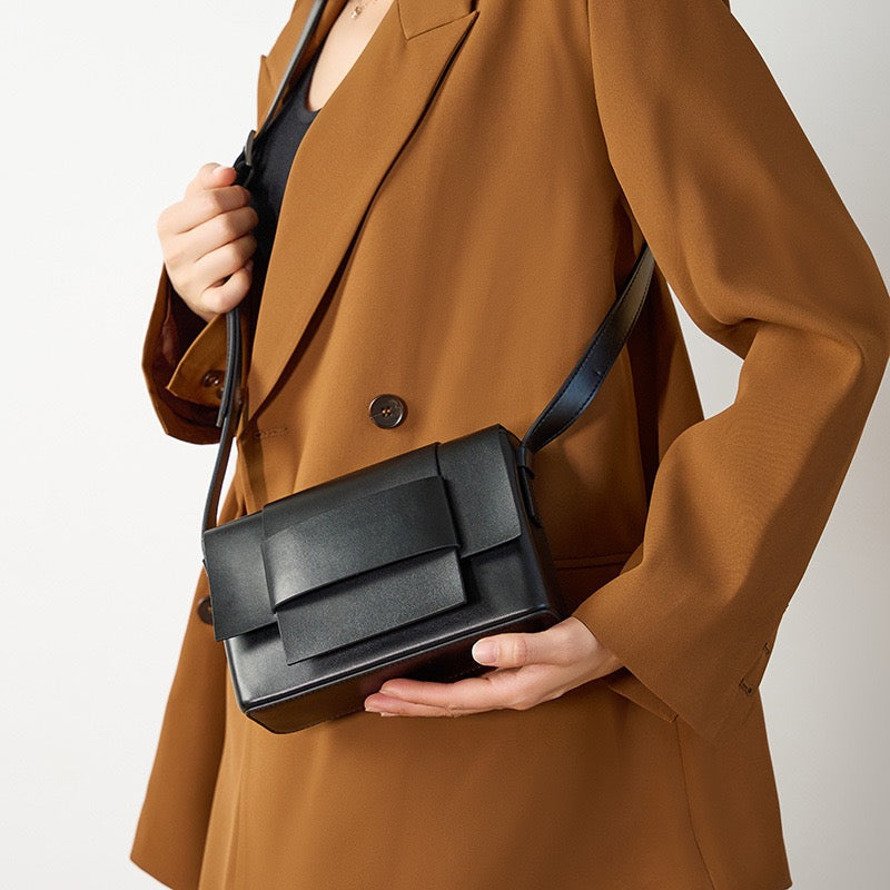 Corden – Unisex Leather Crossbody Bag with Structured Flap & Belt Loop Detail