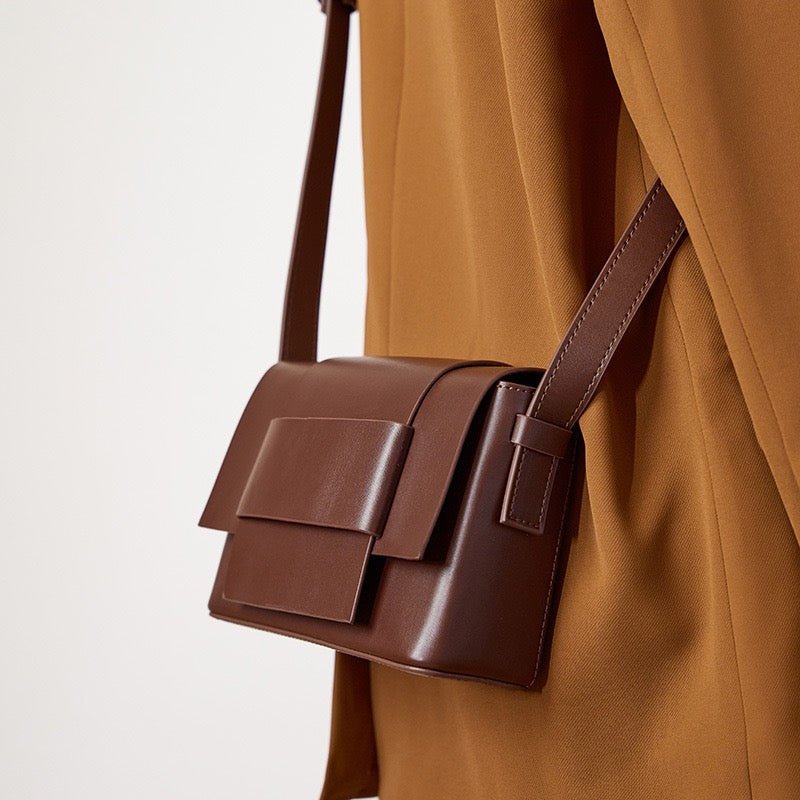 Corden – Unisex Leather Crossbody Bag with Structured Flap & Belt Loop Detail