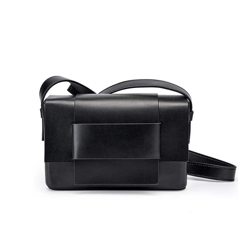 Corden – Unisex Leather Crossbody Bag with Structured Flap & Belt Loop Detail