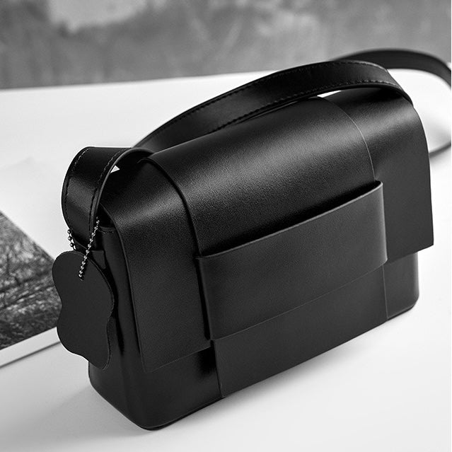Corden – Unisex Leather Crossbody Bag with Structured Flap & Belt Loop Detail