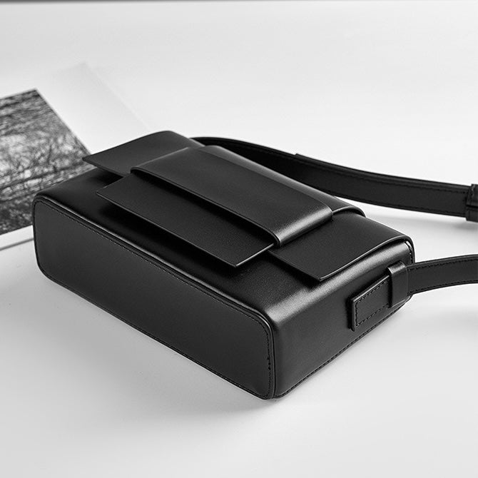 Corden – Unisex Leather Crossbody Bag with Structured Flap & Belt Loop Detail