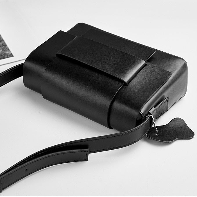 Corden – Unisex Leather Crossbody Bag with Structured Flap & Belt Loop Detail