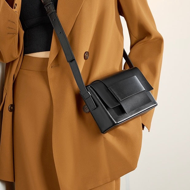Corden – Unisex Leather Crossbody Bag with Structured Flap & Belt Loop Detail