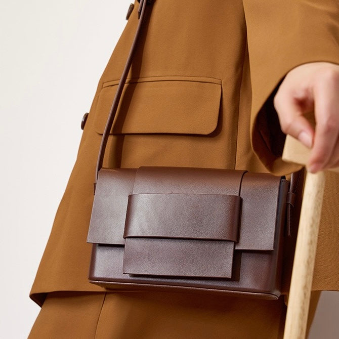 Corden – Unisex Leather Crossbody Bag with Structured Flap & Belt Loop Detail