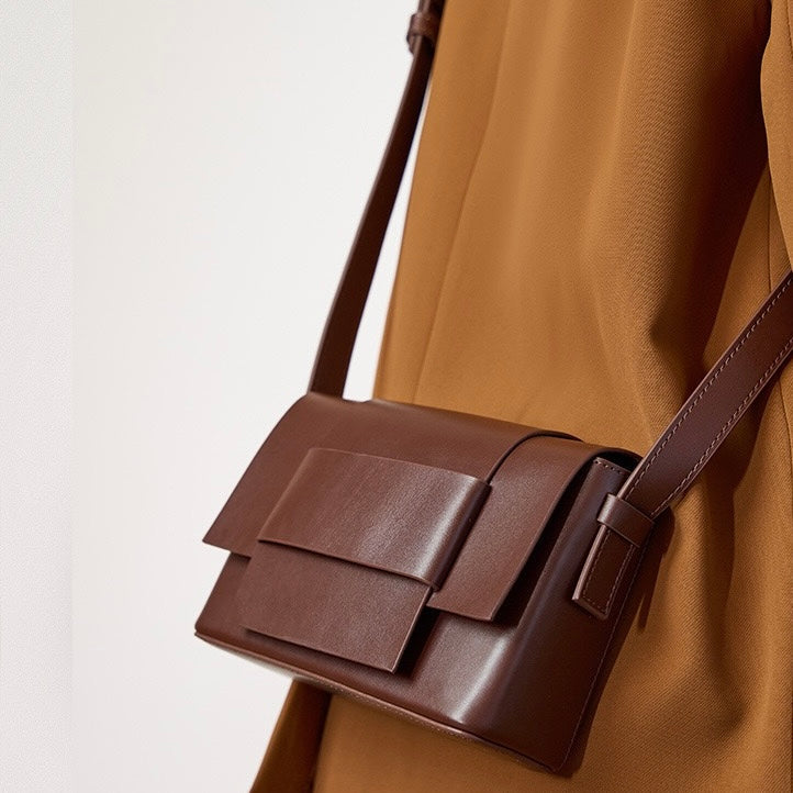 Corden – Unisex Leather Crossbody Bag with Structured Flap & Belt Loop Detail