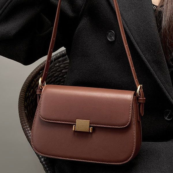 Arden – Structured Shoulder Bag With Gold-Tone Lock Closure