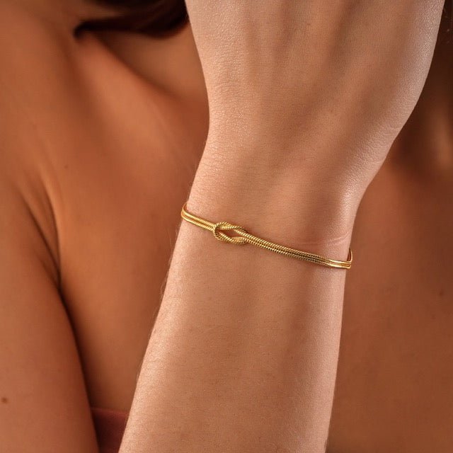Women's Bracelet - Elegant Love Knot Design | Adjustable