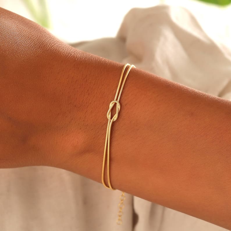 Women's Bracelet - Elegant Love Knot Design | Adjustable