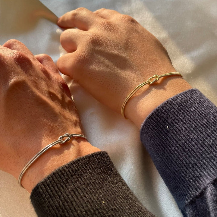 Women's Bracelet - Elegant Love Knot Design | Adjustable