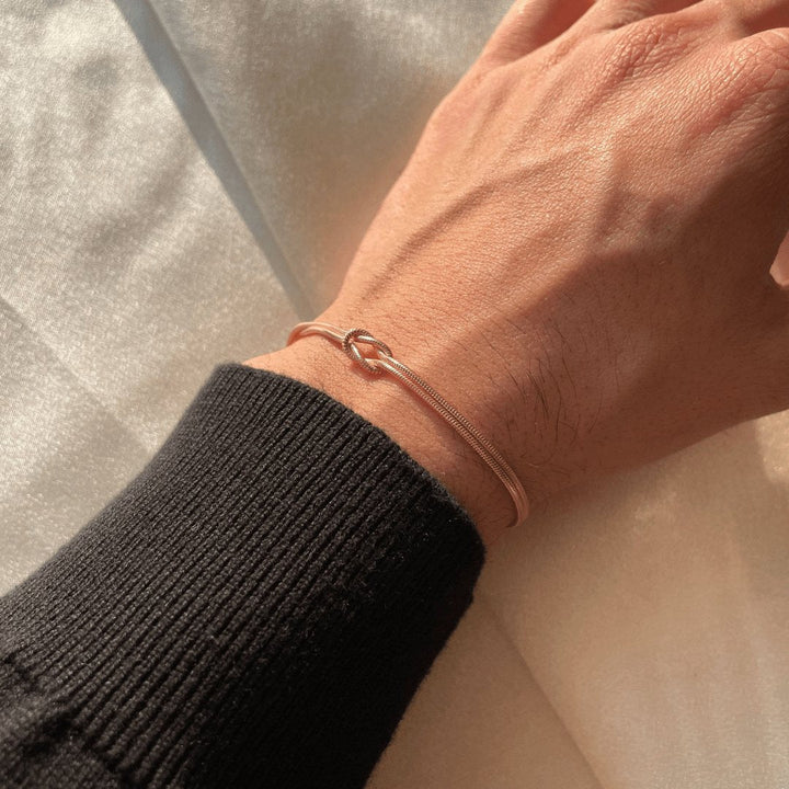 Women's Bracelet - Elegant Love Knot Design | Adjustable