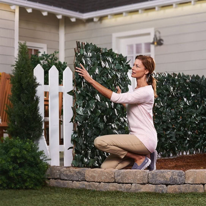 Expandable garden fence with artificial leaves