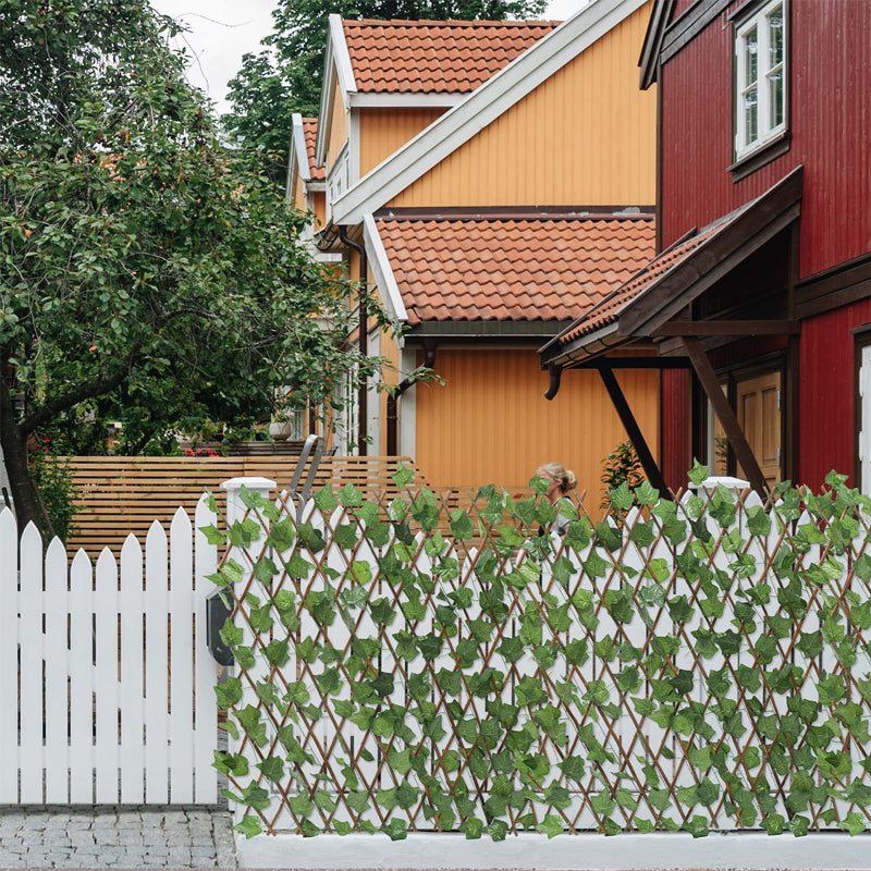 Expandable garden fence with artificial leaves