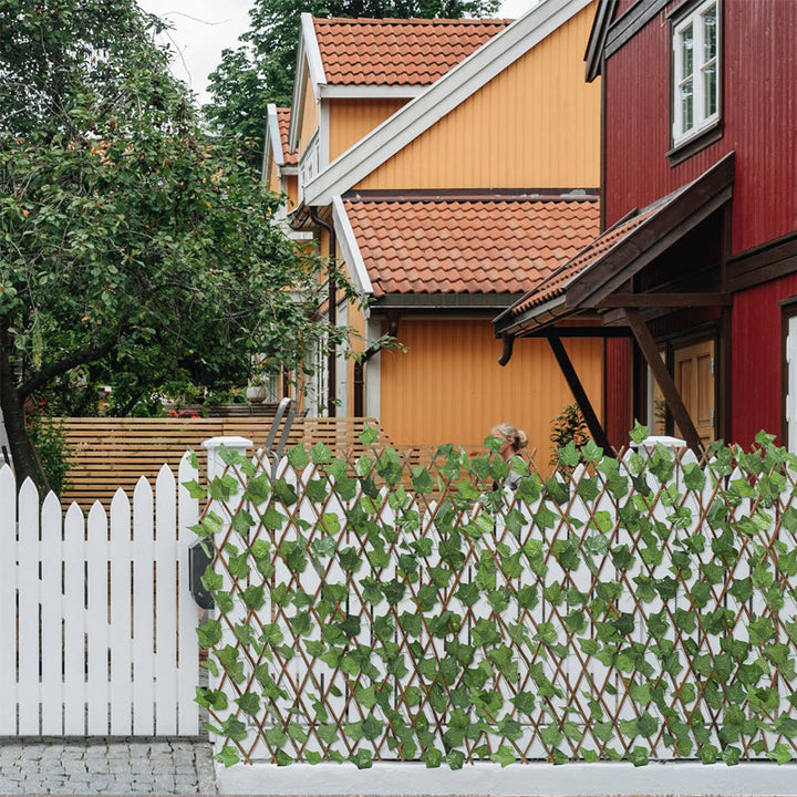 Expandable garden fence with artificial leaves